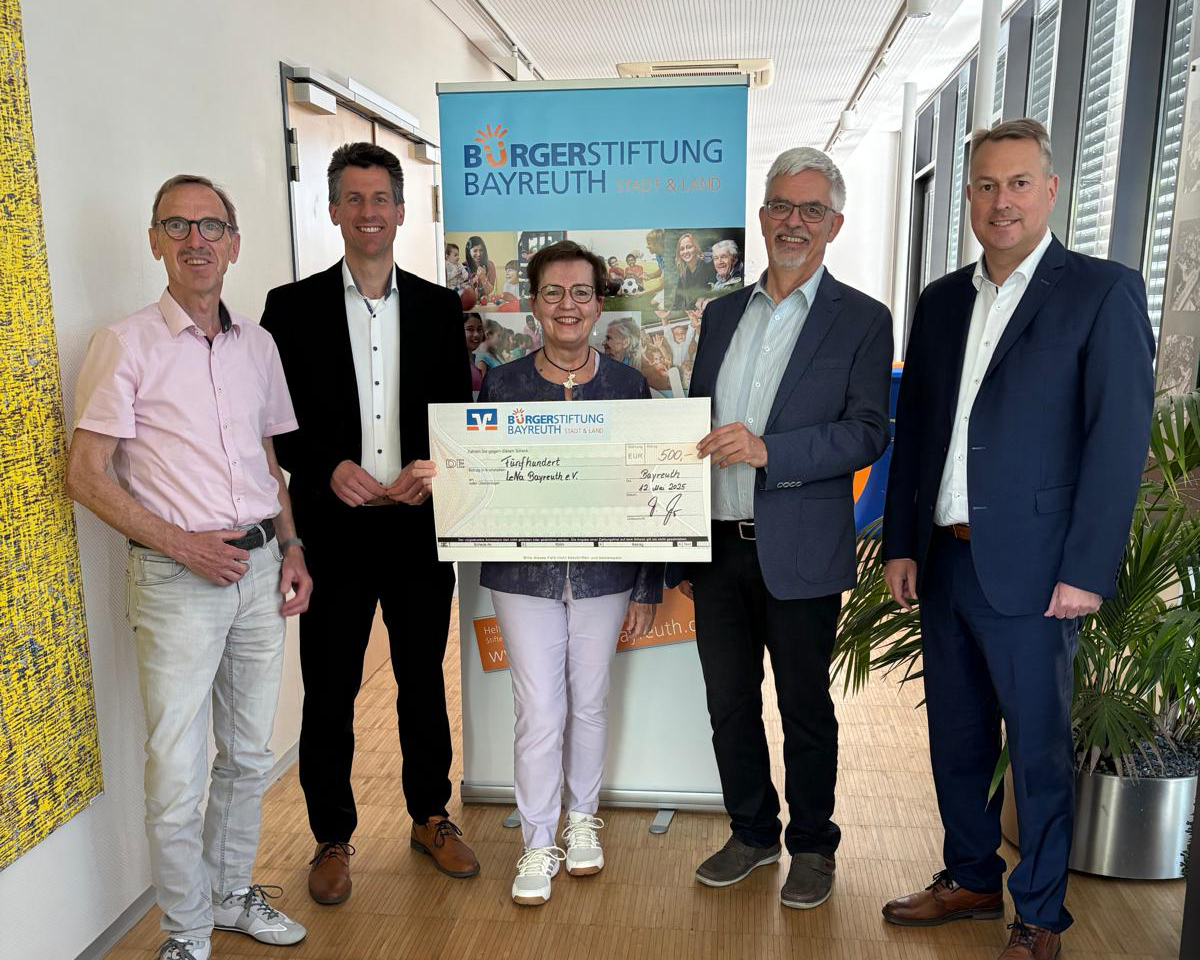 Gemeinsam für Senioren: Bürgerstiftung Bayreuth und VR Bank unterstützen LeNa e.V.mit neuer Technik.